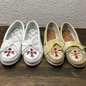 Lot Bundle Two Pair Women’s Minnetonka Beaded Fringe Moccasin Loafers Tan White